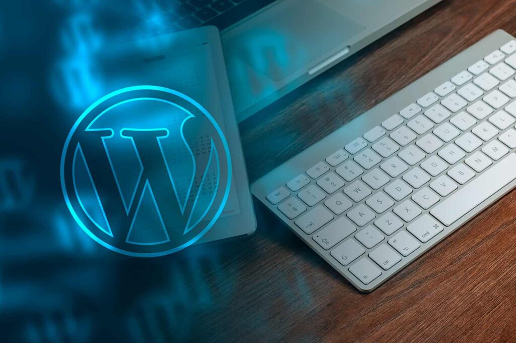 Imagen de un ordenador con el logotipo de WordPress
