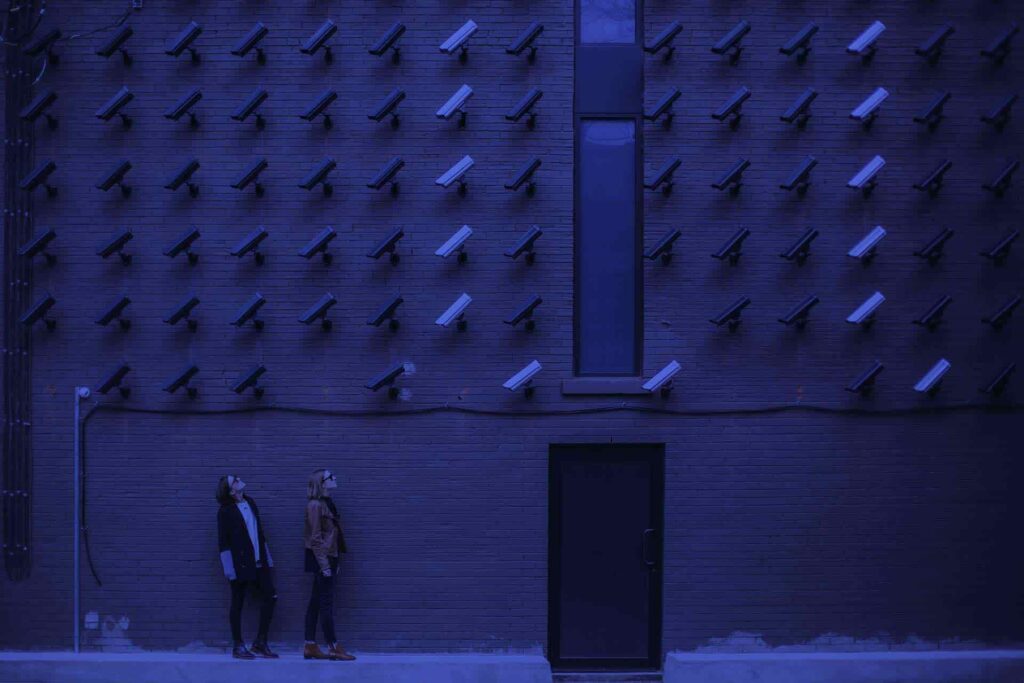 Imagen de dos chicas vigiladas por cientos de cámaras, alegoría de nuestra falta de privacidad en internet