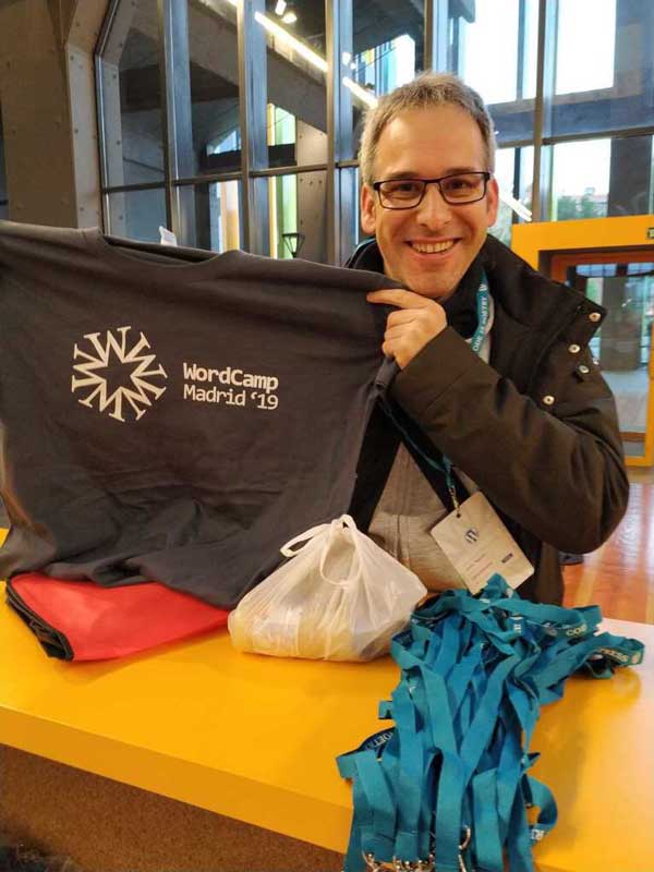 Yo recibiendo la camiseta de WordCamp 2019