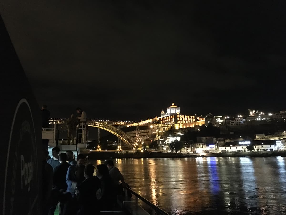 Ponte D. Luis I iluminado por la noche desde el barco.