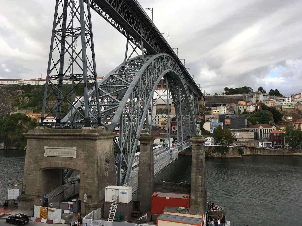Ponte D. Luis I a media altura en Oporto
