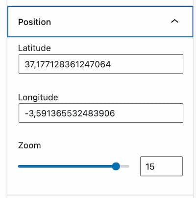 Sección en la que se puede configurar la ubicación del centro del mapa en el bloque simple y el zoom.